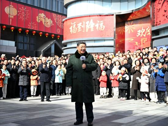 Xi visits people in Beijing ahead of Spring Festival, extends greetings to all Chinese