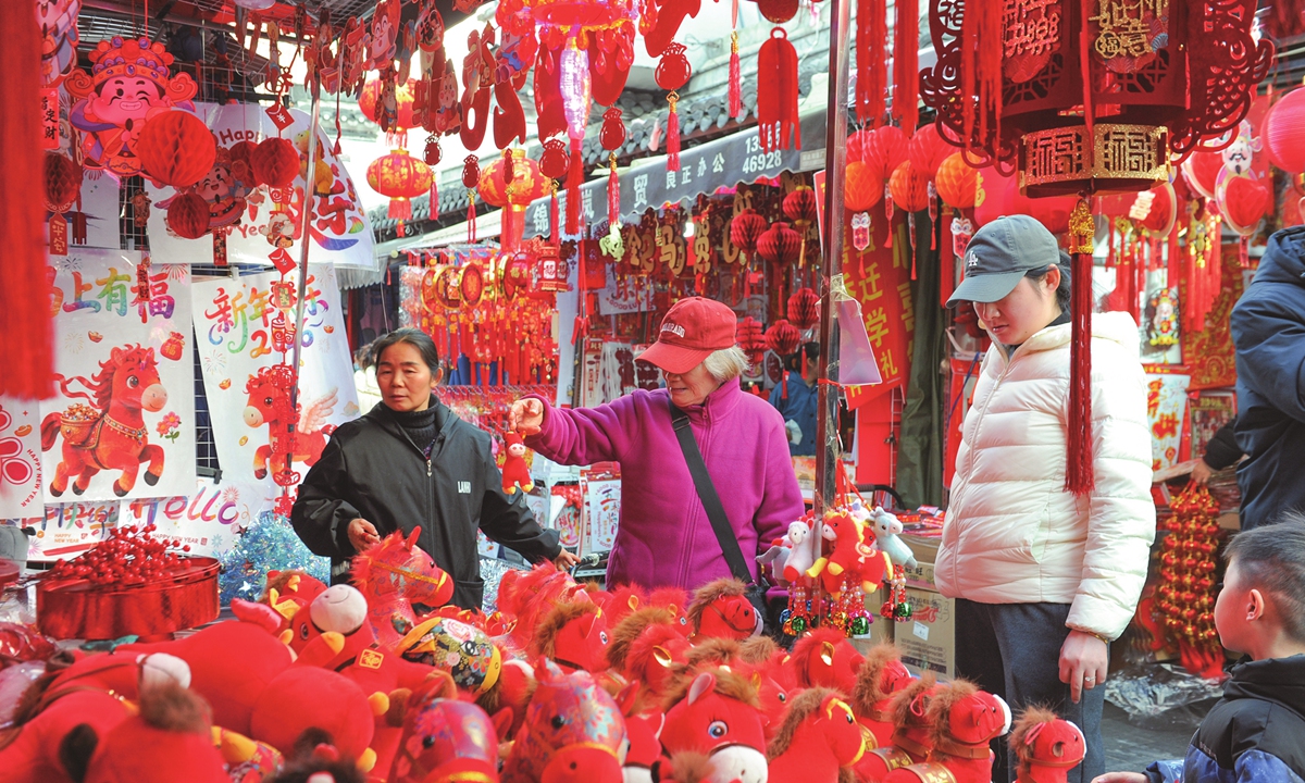 Shoppers choose New Year decorations in Hefei, East China’s Anhui Province on December 28, 2025. The 2026 Spring Festival will fall on February 17, and people have started preparing New Year supplies early, with large quantities of red Chinese knots, red lanterns, and other ornaments having hit the market. Photo: VCG