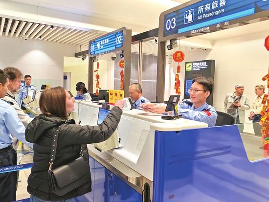 Average daily inbound, outbound passengers to rise by 14.1% during upcoming Spring Festival holiday: China's immigration authority