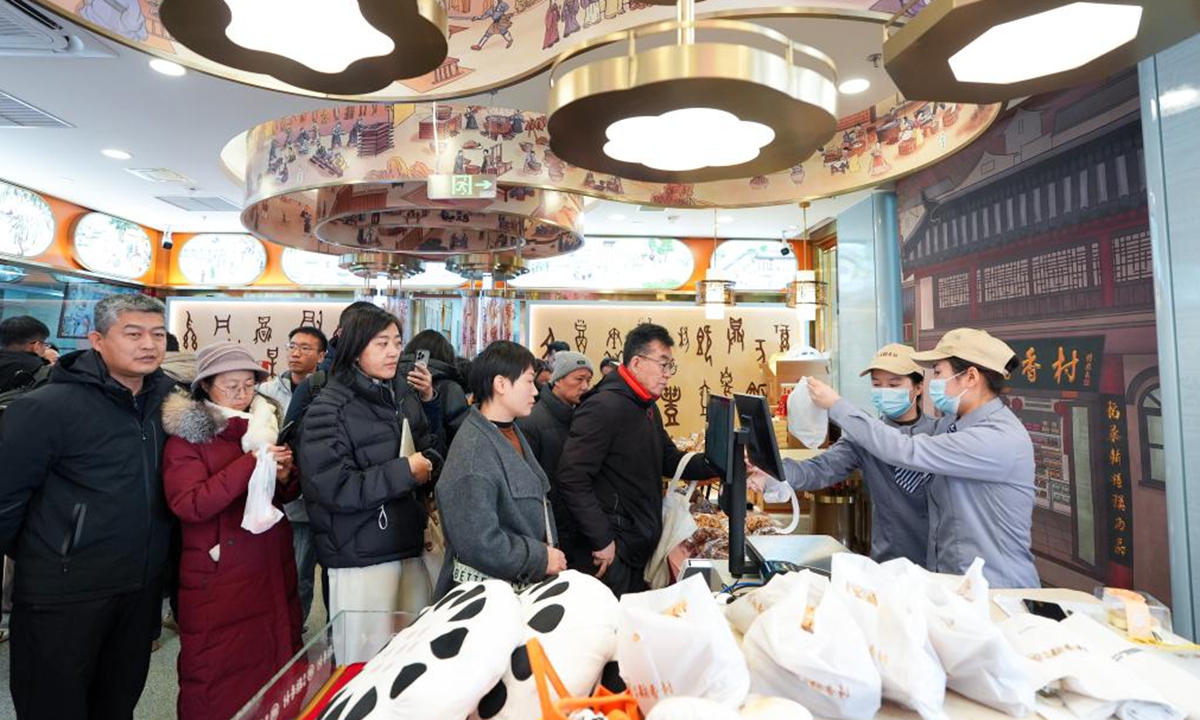 Customers line up to buy snacks at a store of the traditional bakery brand Daoxiangcun at the Longfusi commercial area, where a festive fair is held, in Dongcheng District of Beijing, capital of China, Feb. 12, 2026. The fair held in celebration of the upcoming Spring Festival creates diverse consumption scenarios for citizens and tourists. It will last until March 3. (Xinhua/Ju Huanzong)

