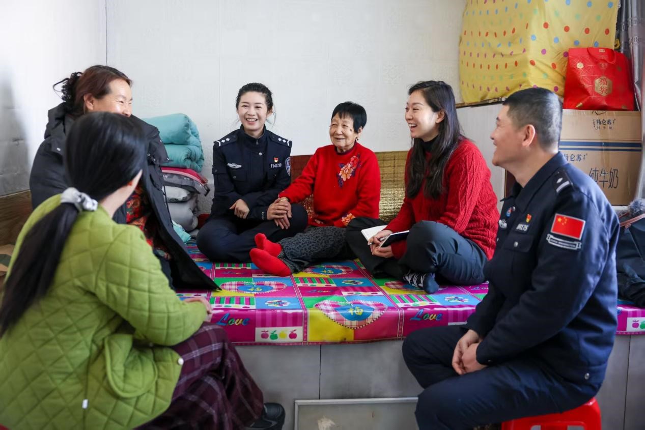 Officers of the Luoguhe Village Couple Police Office visit local villagers. Photo: Zhang Tianpei