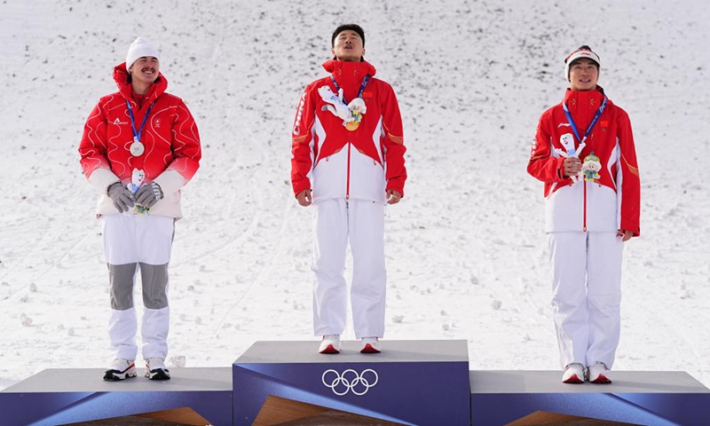 Gold medalist Wang Xindi (C) of China, silver medalist Noe Roth (L) of Switzerland, and bronze medalist Li Tianma of China attend the awarding ceremony of the freestyle skiing men's aerials at the Milan-Cortina 2026 Olympic Winter Games in Livigno, Italy, Feb. 20, 2026. (Xinhua/Wu Huiwo)
