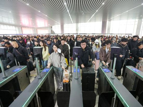 China's railways brace for highest peak of Spring Festival holiday return trips