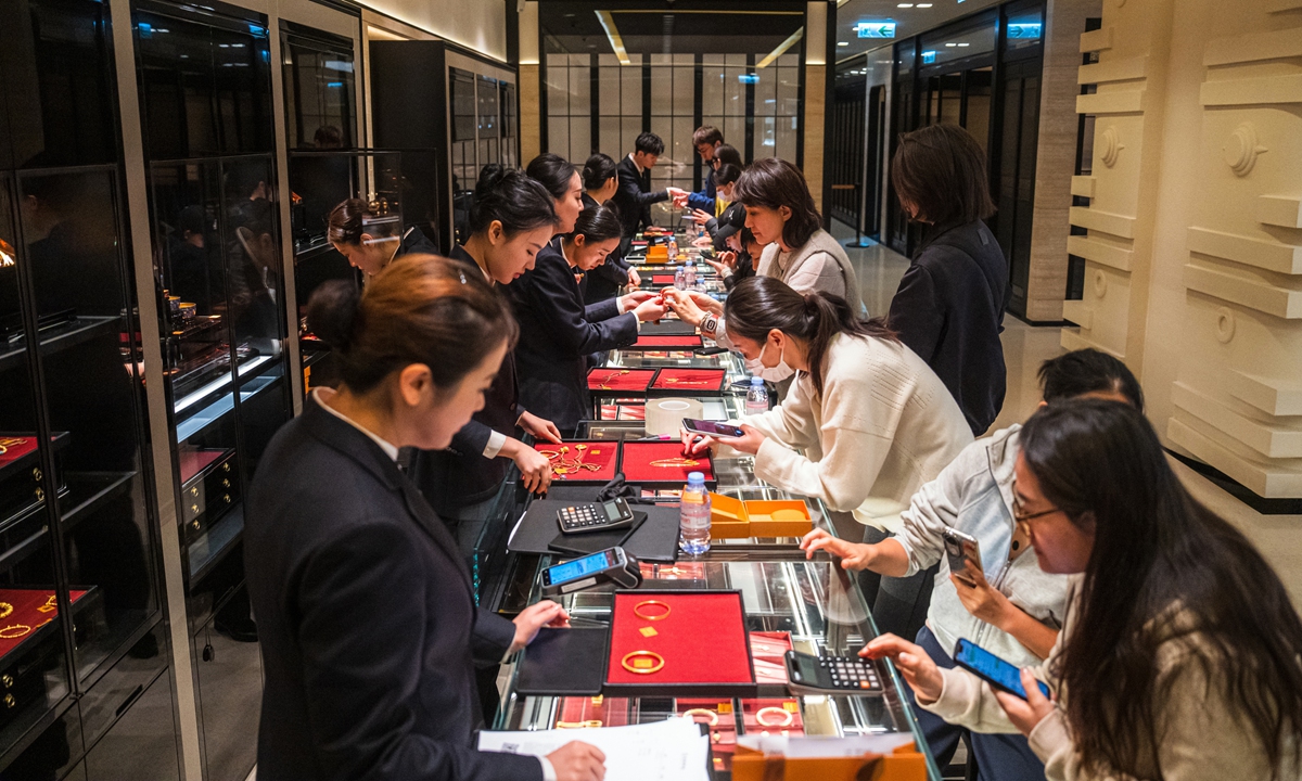 Customers inside the Laopu Gold Co store at IFC Mall in Hong Kong on December 25, 2025 Photo: VCG