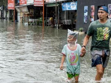 Heavy rain triggers flooding in Indonesia's Bali