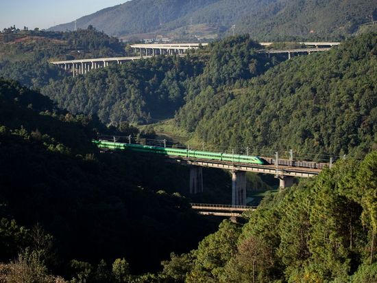 China-Laos Railway reports surge in cross-border passenger traffic during Spring Festival holiday