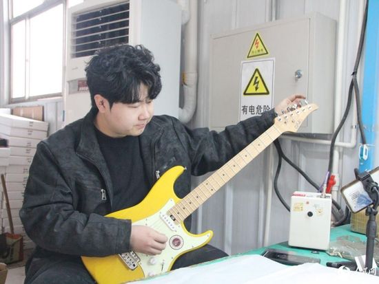Local guitar industry strikes a chord in E China's Shandong