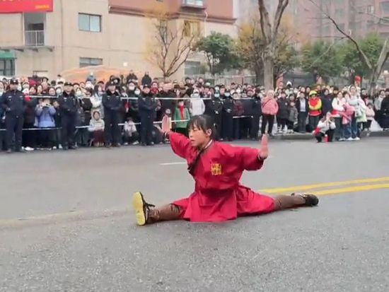 Martial artist record holder stuns Lantern Festival