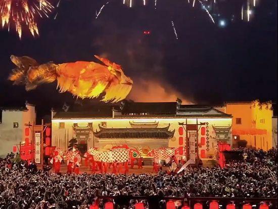 Fireworks, dancing fish lanterns illuminate Huizhou's night sky