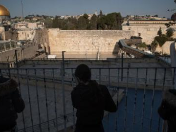 Israeli police close Western Wall plaza amid regional tensions