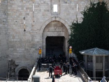 Israeli police close Damascus Gate amid extensive security measures in Jerusalem