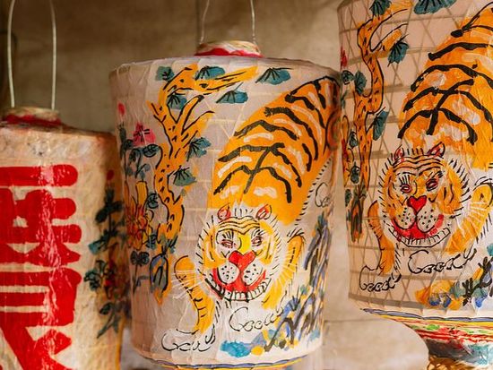 Xiamen artisan keeps ancient dragon and tiger lantern alive