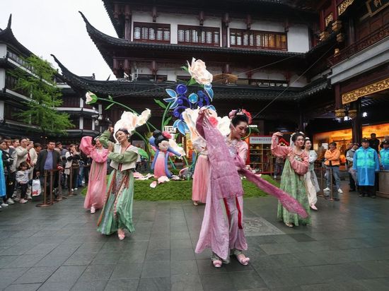 From China to world's wardrobes: The rise of Hanfu fashion