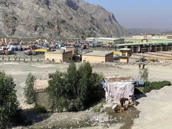 Chinese FM calls for resolving issues between Afghanistan and Pakistan through dialogue, consultatio