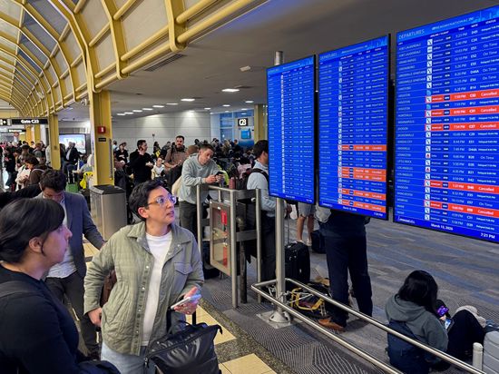 US airports see long lines as partial gov't shutdown drags on