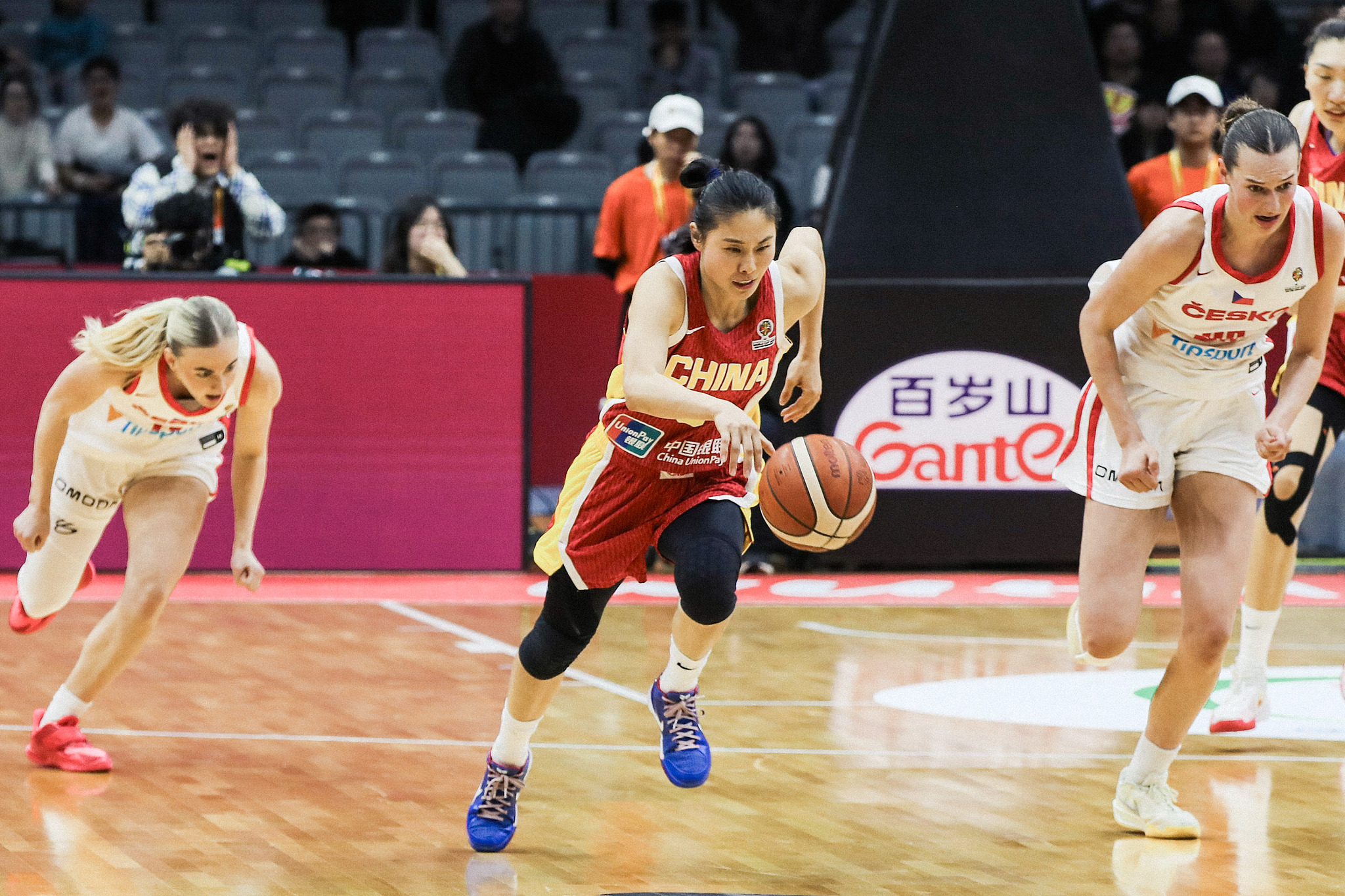 Wang Siyu (C) of China dribbles against the Czech Republic in a qualifying game for the 2026 FIBA Women's Basketball World Cup in Wuhan, central China's Hubei Province, March 15, 2026. /VCG