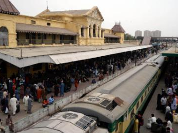 People head to hometowns for upcoming Eid al-Fitr in Karachi, Pakistan