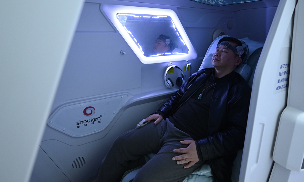 A citizen from Hangzhou, East China's Zhejiang Province, experiences the brain-computer interface slow-wave deep sleep conditioning technology on March 19, 2026. Photo: VCG