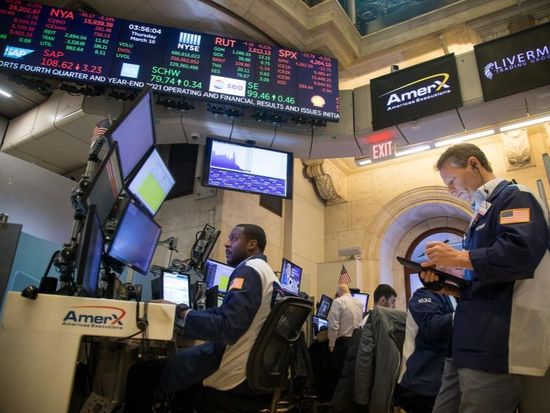 US stocks fall amid rebounding oil prices, mixed economic data