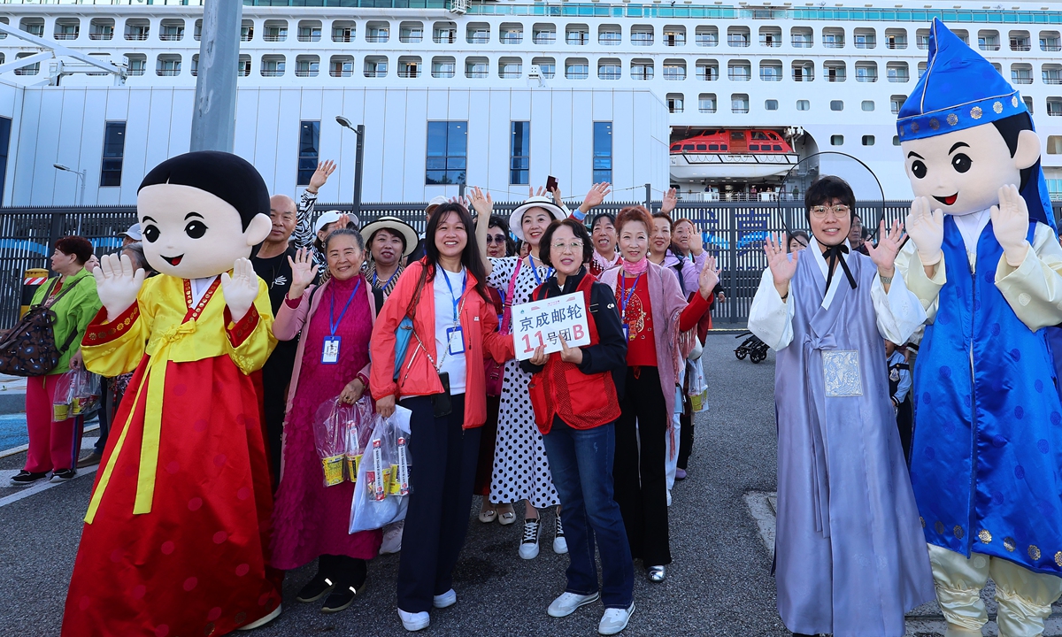 Chinese tourists arrive by a cruise ship on the first day of South Korea's visa-free entry for Chinese group tourists at the port of Incheon in South Korea on September 29, 2025. Photo: VCG
