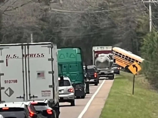 2 students killed in Tennessee school bus crash