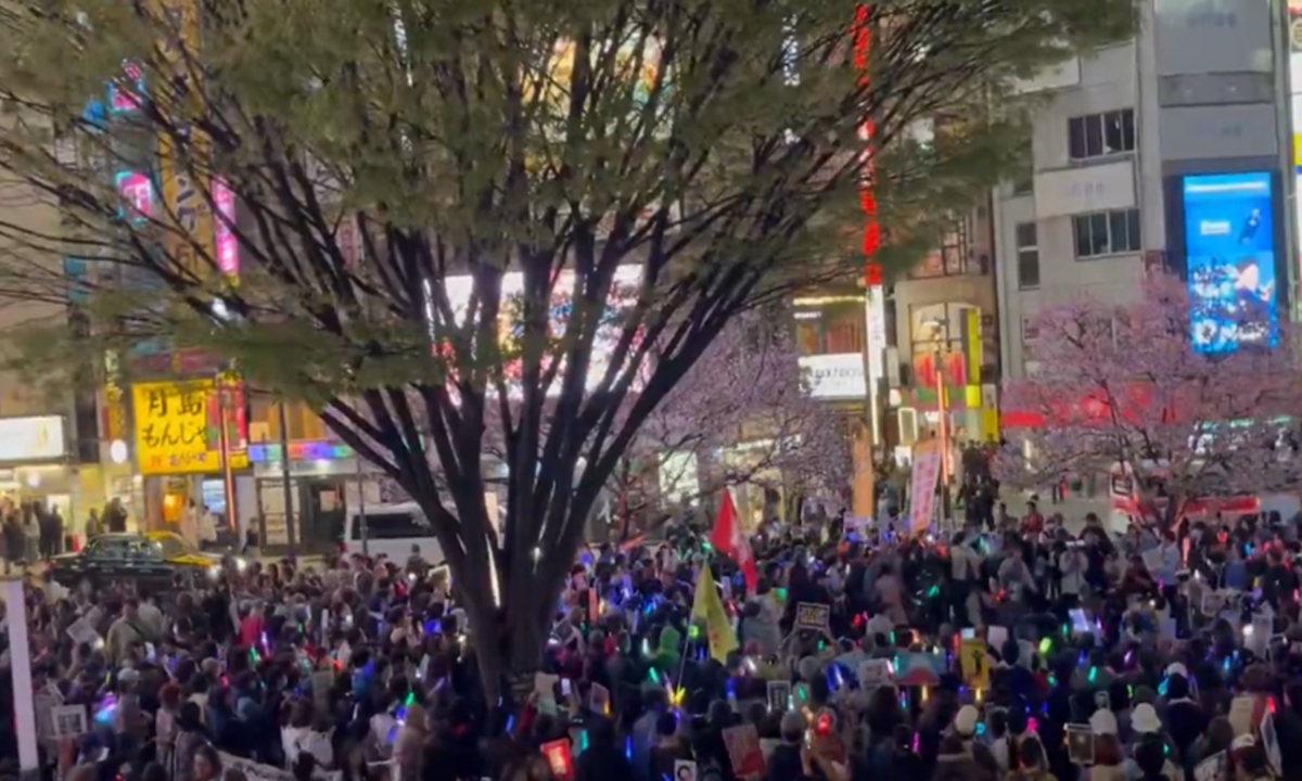 Photo: a screenshot of the demonstration at Tokyo's Shinjuku Station on March 28, 2026
