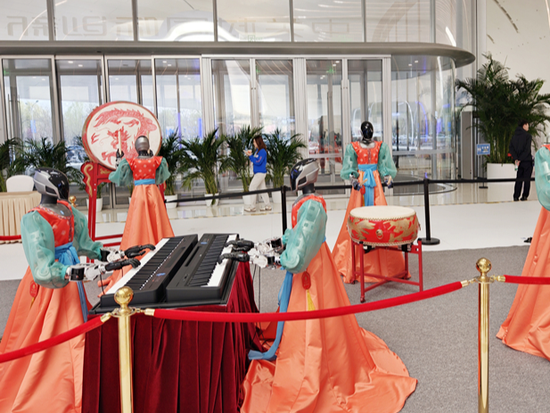 Designers craft traditional Chinese-style outfits for robots at Zhongguancun Forum