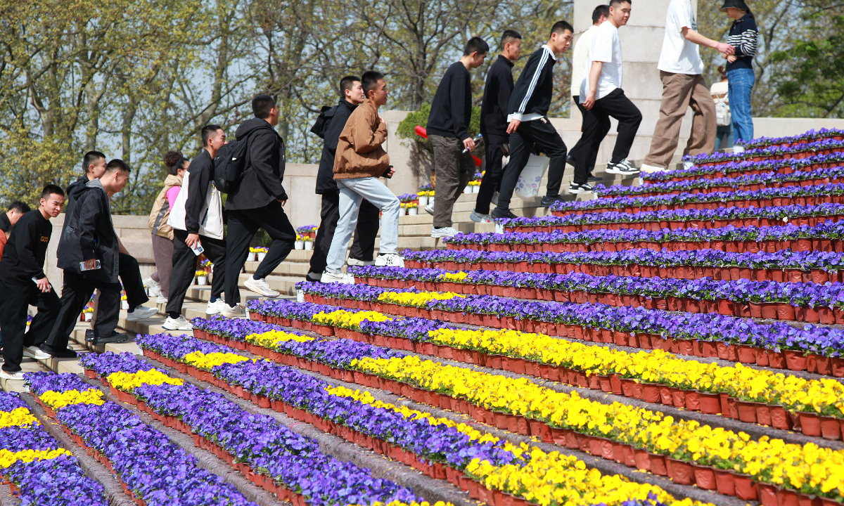 People gather at the Nanjing Yuhuatai Martyrs' Cemetery to honor the memory of the martyrs at the Yuhuatai Martyrs' Monument on April 5, 2026. Photo: VCG