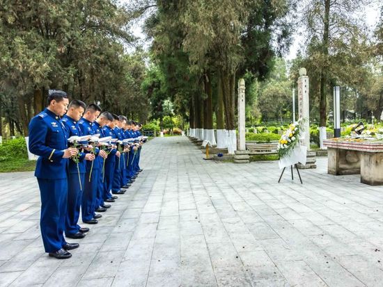 China mourns fallen heroes during Qingming Festival