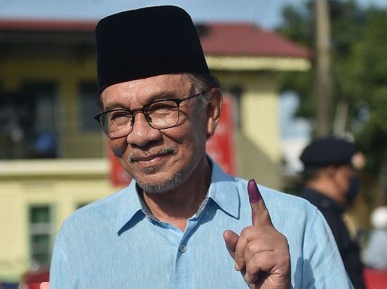 Malaysian PM urges accelerated adoption of new energy sources to counter supply chain instability