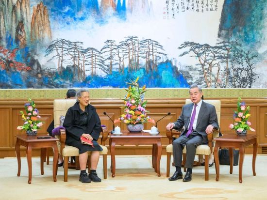 Chinese FM meets Thai princess Sirindhorn