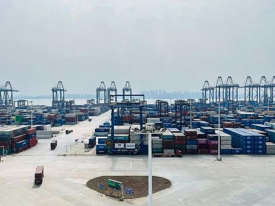 Yangpu Port's container throughput exceeds 980,000 TEUs in Q1, marking a 94% YoY growth