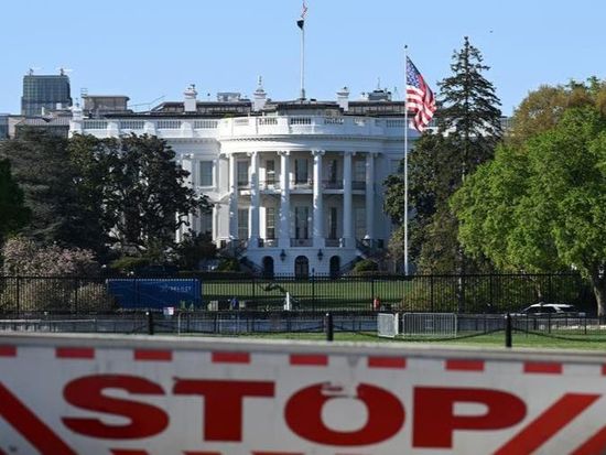 Between tweets and turbulence: Signals, strategy and uncertainty