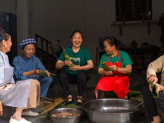 Buyi village residents prepares rice delicacy for Sanyuesan festival