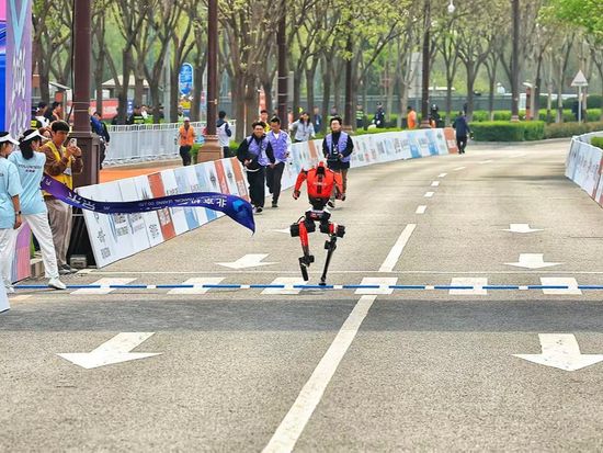 Second humanoid robot half marathon opens in Beijing with over 100 teams; Honor 'Lightning' wins in 56 minutes, 26 seconds