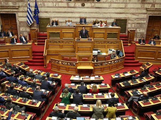 Greek deputy minister resigns amid degree controversy