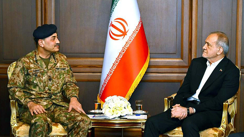 Iranian President Masoud Pezeshkian (R) talks with Pakistan's Army Chief Field Marshal Syed Asim Munir in Tehran, Iran, April 18, 2026. /VCG