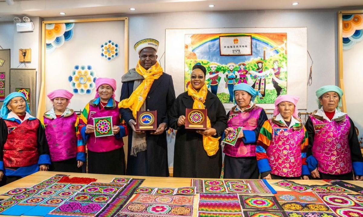 Mozambican President Daniel Chapo takes a photo with local villagers in Banyan village of Huzhu Tu Autonomous County, Northwest China's Qinghai Province, on April 19, 2026. Photo: X account of President Daniel Chapo
