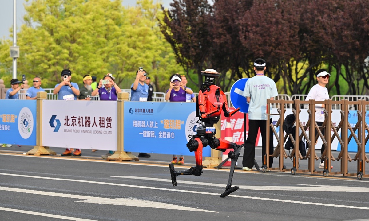 An HONOR Robotics D1 humanoid robot, dubbed “Lightning,” runs at the 2nd Humanoid Robot Half Marathon held in Beijing on April 19, 2026. Photo: Tao Mingyang/GT