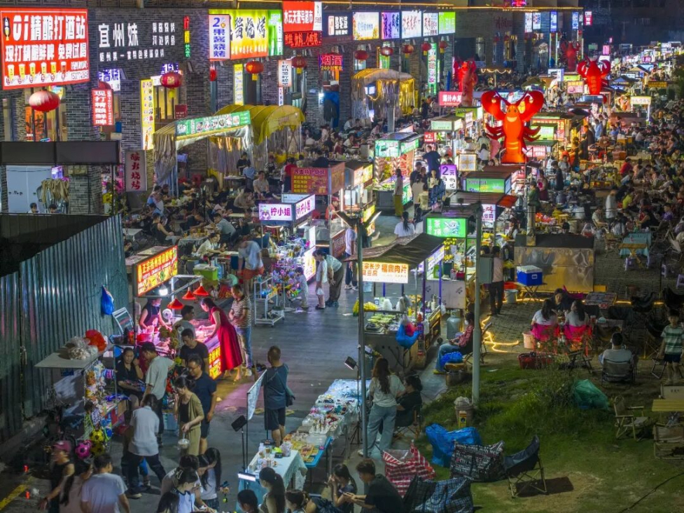 On the evening of April 11, the Shuiyuntian Night Market in Hongling Subdistrict, Changzhou District, Wuzhou City, Guangxi Zhuang Autonomous Region, was brightly lit and crowded with visitors. Photo: He Huawen