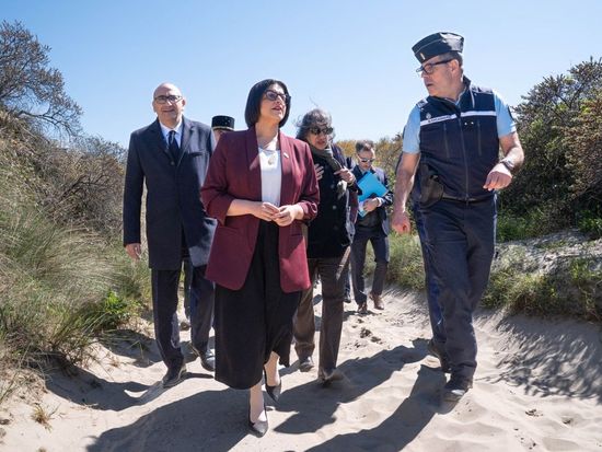 UK, France sign three-year deal to stop migrant crossings