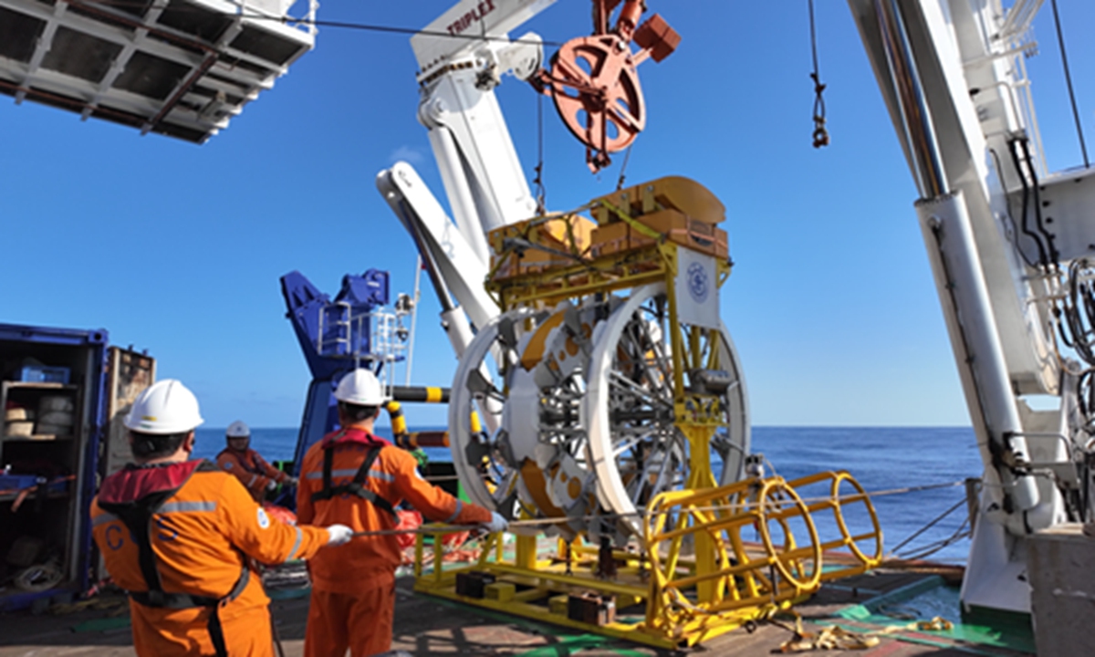 The subsea precision instrument deployer, equipped with an elastic releasing system, is prepared for deployment on the ship's aft deck. Photo: Screenshot from website