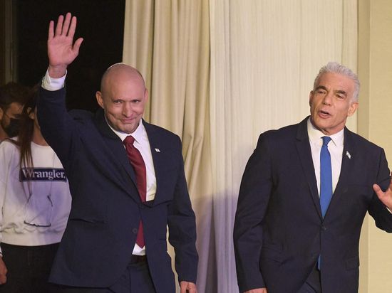 Two former Israeli PMs join forces to challenge Netanyahu ahead of elections