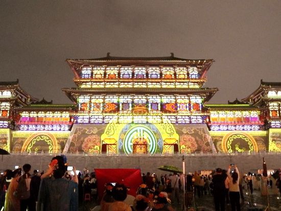 3D show at Yingtianmen Gate brings Luoyang's history to life