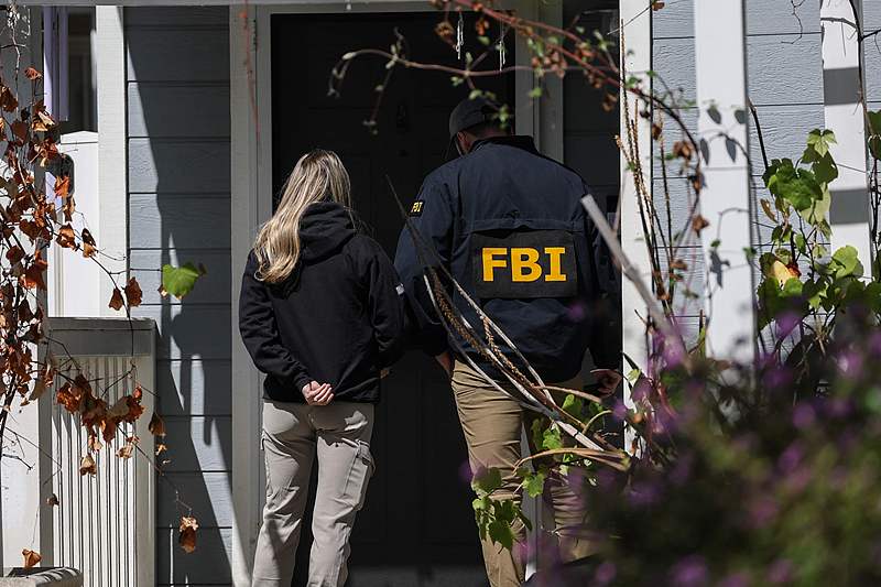 Members of the FBI knock on the door of people living near a home (out of frame) associated with the suspected White House Correspondents' Dinner shooter in Torrance, California, the United States, April 26, 2026. /CFP