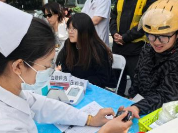 Beijing holds volunteer activity for young people in new employment sectors