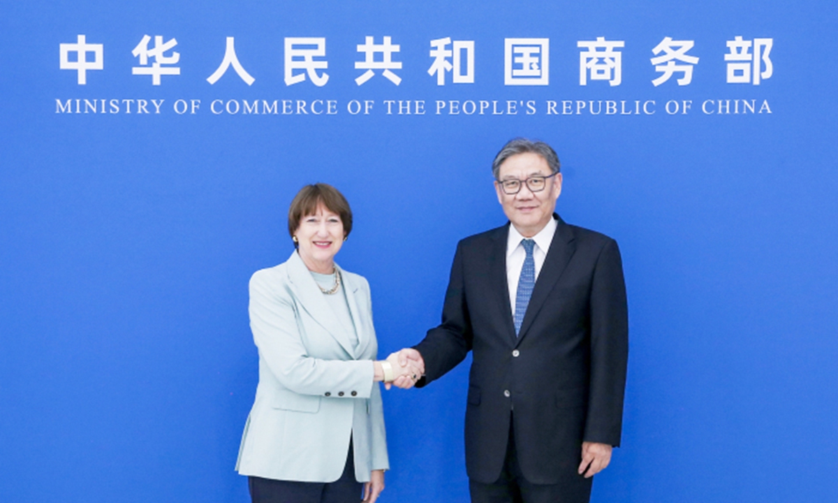 China's Minister of Commerce Wang Wentao (right) meets with Hildegard Mueller, president of the German Association of the Automotive Industry, in Beijing on April 27, 2026. Photo: Ministry of Commerce