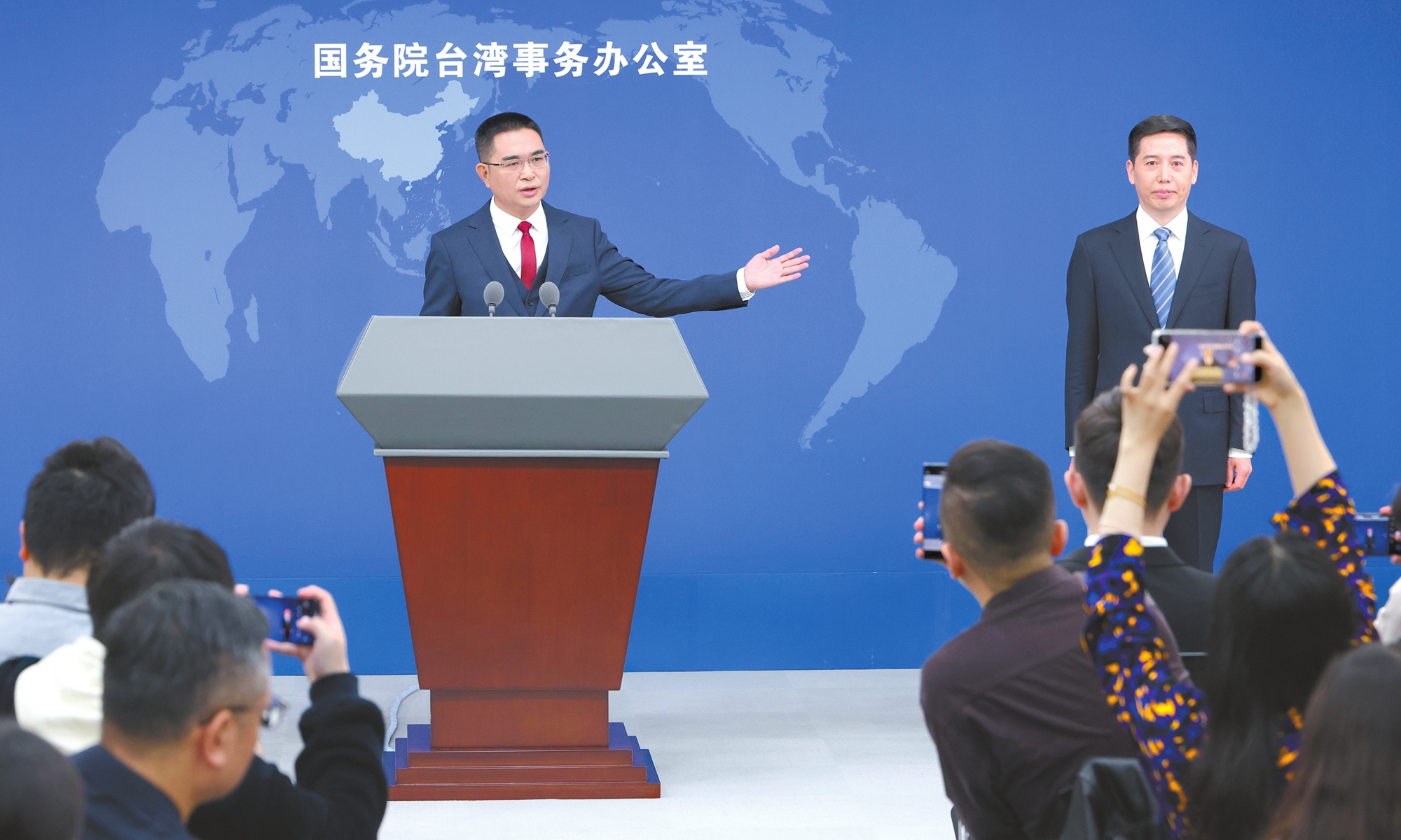 Chen Binhua (left), a spokesperson for the Taiwan Affairs Office of the State Council introduces the newly appointed spokesperson Peng Qing’en to the public at a regular press conference held on October 29, 2025. Photo: cnsphoto