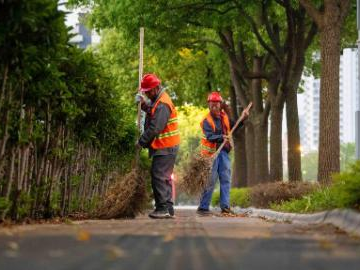 People stick to posts during May Day holiday