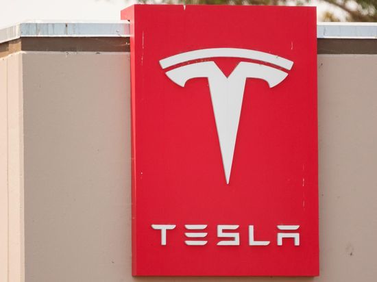 US ends probe into Tesla remote driving feature after software updates